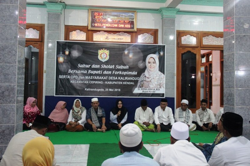 DIALOG SAHUR BERSAMA, BUPATI AJAK WARGA SENGKUYUNG BANGUN KENDAL