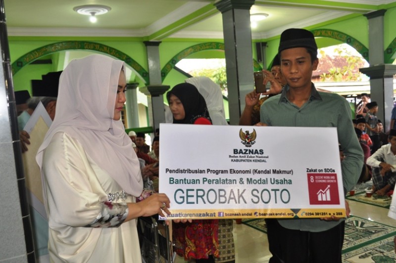 BUPATI MIRNA SERAHKAN BANTUAN GEROBAK SOTO DAN MODAL USAHA DARI HASIL ZAKAT