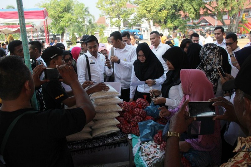 BANTU SEMBAKO MURAH BERMUTU PEMKAB KENDAL GELAR PASAR MURAH LEBARAN
