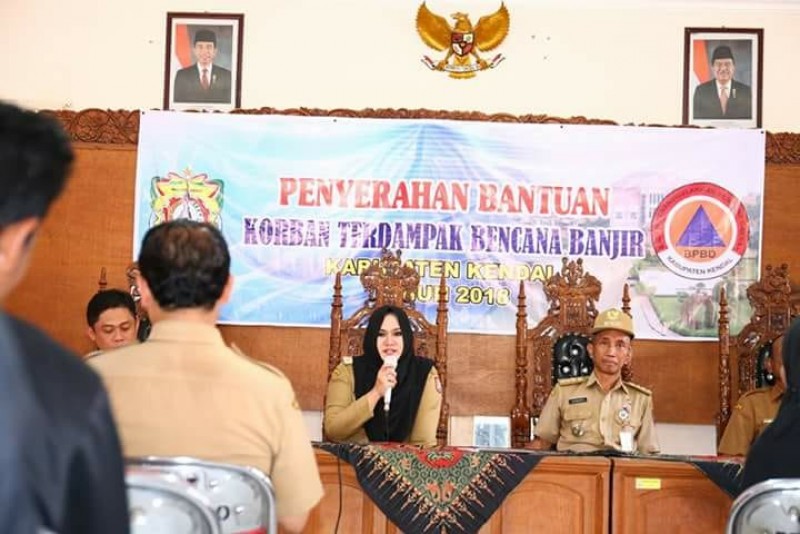 BUPATI KENDAL KUCURKAN BANTUAN BANTUAN PERBAIKAN RUMAH TERDAMPAK BANJIR