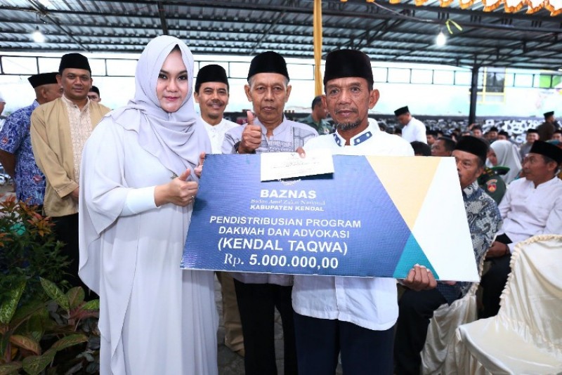 BUKBER TERAKHIR 2018 FORKOPIMDA , BUPATI MIRNA SERAHKAN BANTUAN BAGI DUAFA
