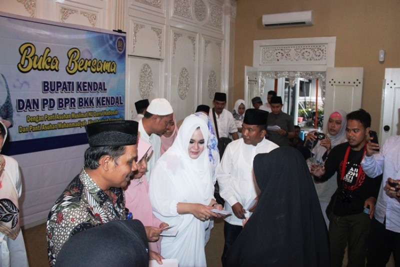 BUKBER BERSAMA ANAK PANTI, BUPATI SERAHKAN BANTUAN