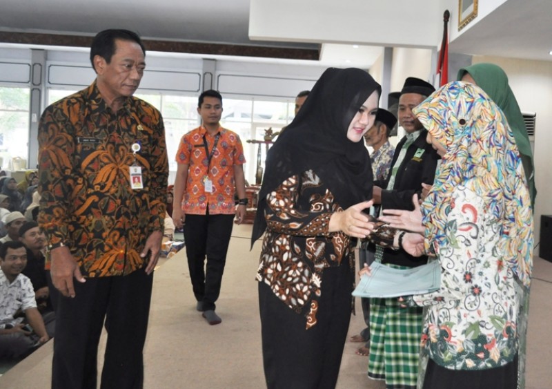 1.886 GURU MDA DAN TPQ  TERIMA UANG KEGIATAN PENUNJANG