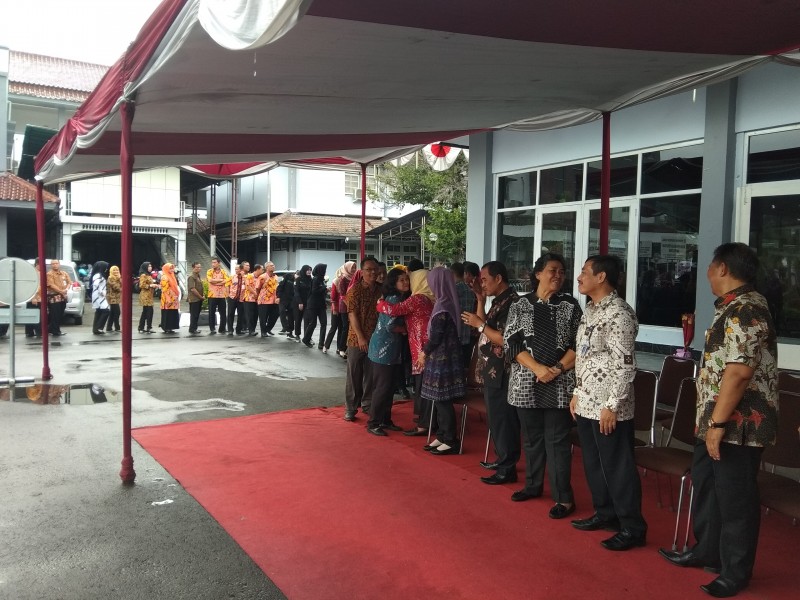 RIBUAN PNS KUMPUL BERHALAL BIHALAL DI PENDOPO KABUPATEN