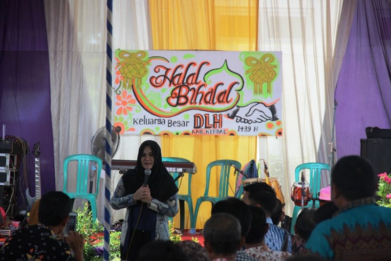 BUAT KENDAL BERSIH, BUPATI MIRNA APRESIASI PARA PENYAPU JALAN