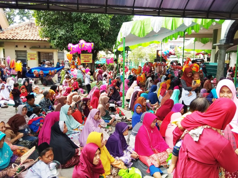 BUPATI MIRNA DAN RIBUAN WARGA MASYARAKAT HADIRI HAUL DI MASJID AGUNG KENDAL