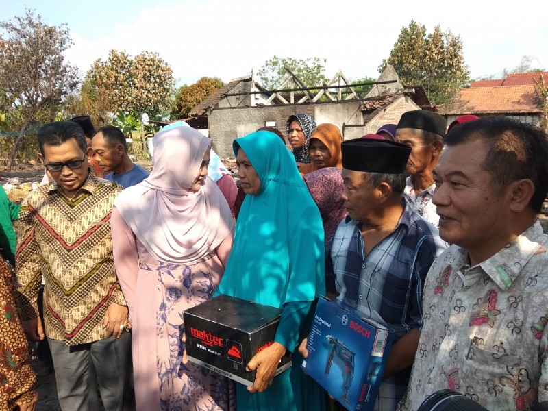 DELAPAN KORBAN KEBAKARAN RUMAH  DI SUMBER AGUNG WELERI TERIMA BANTUAN