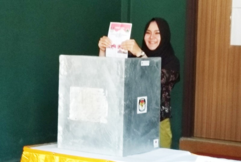 BUPATI MIRNA ANNISA NYOBLOS BERIKAN SUARA DI TPS 2 KELURAHAN PEGULON KOTA KENDAL