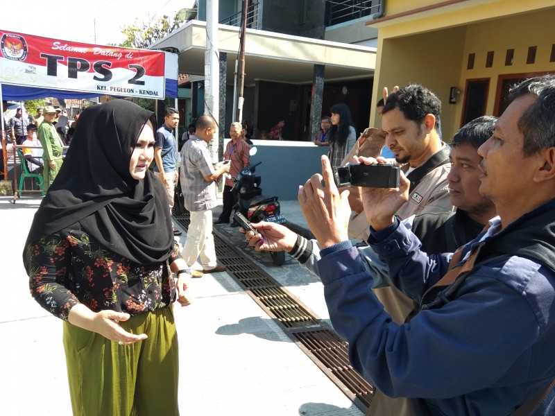 Bupati Mirna Annisa Berikan Suara di TPS 2 Pegulon Kendal