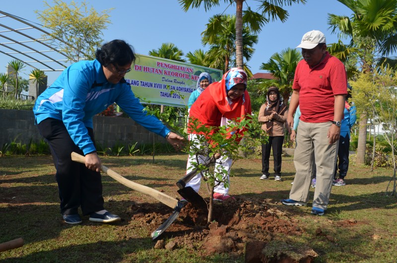 PENANAMAN POHON DI HUTAN KLOROFIL INVESTASI OKSIGEN BAGI ANAK-ANAK