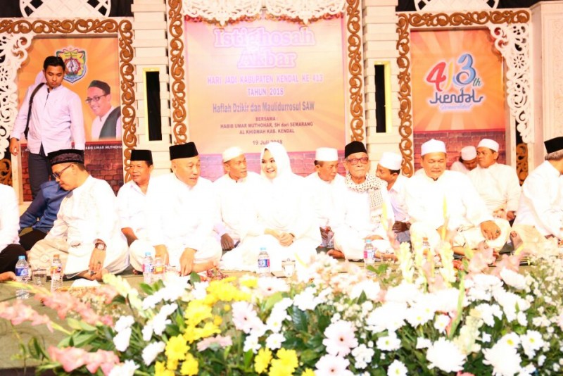SAMBUT HARI JADI KE 413, KENDAL GELAR ISTIGHOTSAH AKBAR