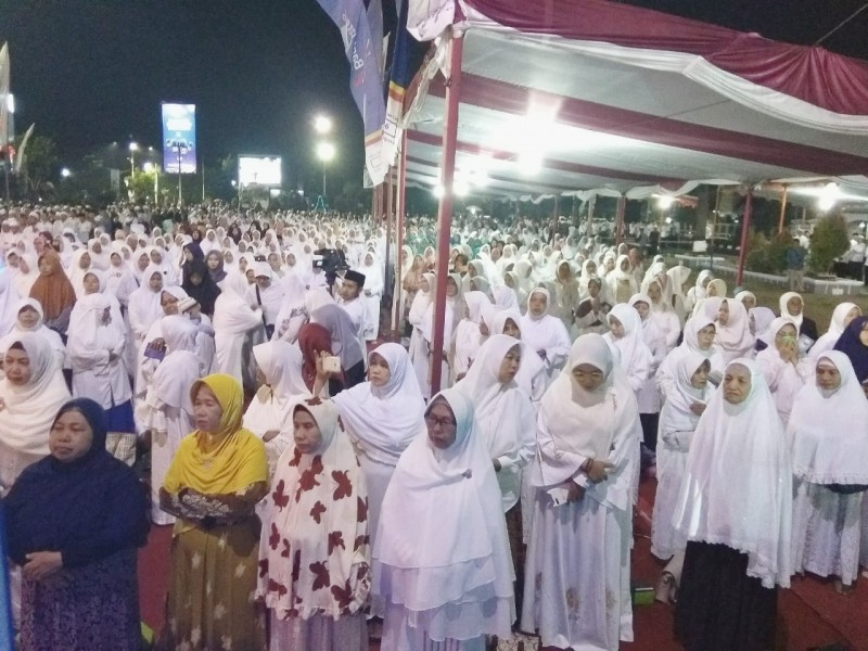 PERINGATI HARI JADI KENDAL RIBUAN WARGA IKUTI  ISTIGHOSAH AKBAR