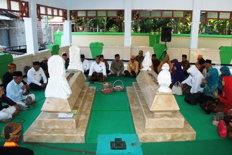 SAMBUT HARI JADI KENDAL, JAJARAN PEMKAB KENDAL ZIARAH WALI GEMBYANG