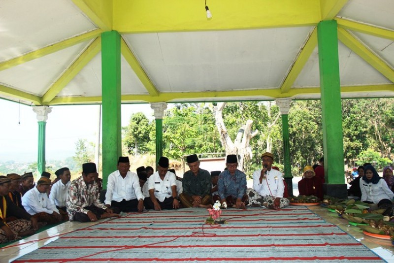 HARI JADI KENDAL KE 413, JAJARAN PEMKAB  NYEKAR DI ASTANA KUNTUL MLAYANG