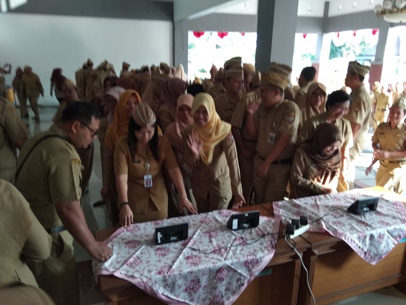 ASN RAME RAME NGISI ABSEN KEHADIRAN APEL DENGAN MESIN FINGER PRINT