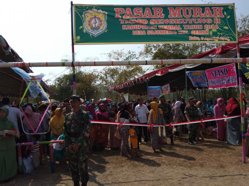 BAZAR MURAH PENUTUPAN TMMD DI SOJOMERTO GEMUH KENDAL RAMAI DISERBU PEMBELI
