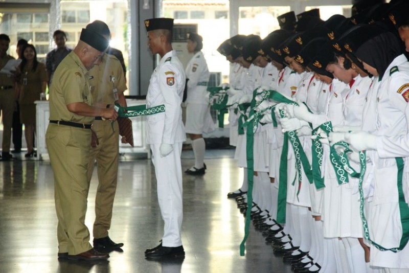 WAKIL BUPATI KENDAL KUKUHKAN 70 PASKIBRA