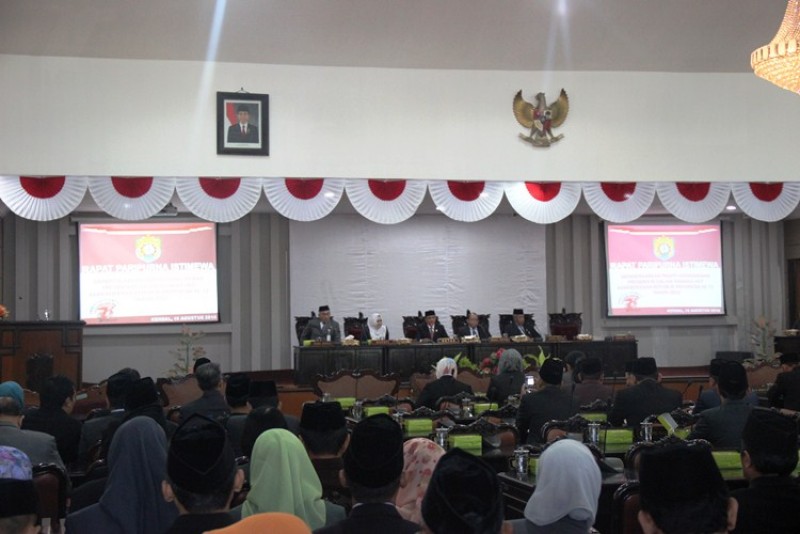 HUT RI KE 73, PEMKAB DAN DPRD KENDAL SAKSIKAN PIDATO PRESIDEN JOKOWI