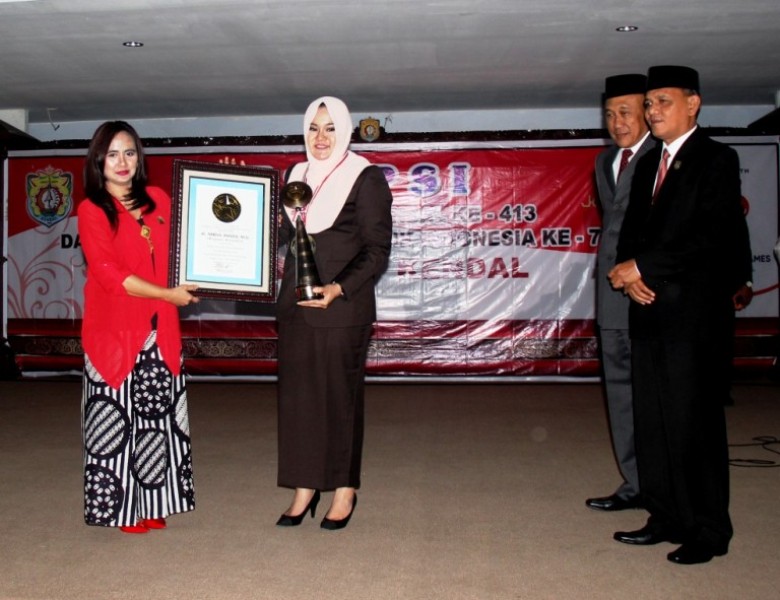 BUPATI MIRNA ANNISA TERIMA PENGHARGAAN LEMBAGA PRESTASI INDONESIA DUNIA