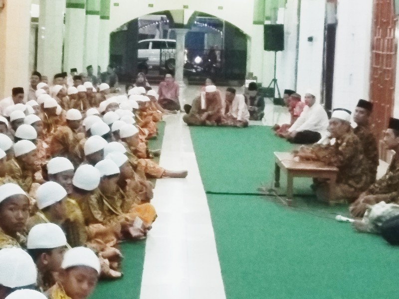 Takmir Masjid Agung Kendal Khitankan 105 Anak