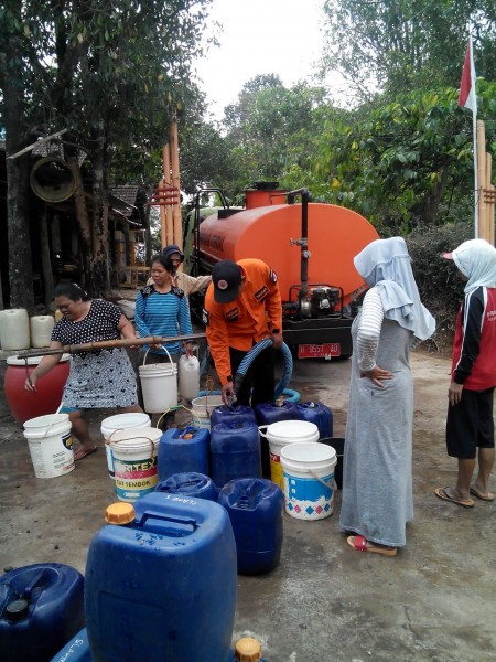 KEKERINGAN, BPBD KENDAL SALURKAN AIR BERSIH DI CURUGSEWU