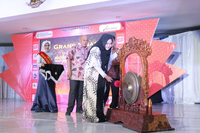 BUPATI MIRNA ANNISA BUKA FINAL LOMBA SINOK DAN SINANG