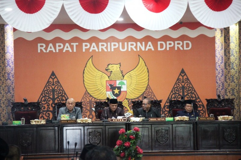 RAPAT PARIPURNA PANDANGAN 13 RAPERDA DAN PERUBAHAN APBD BERLANGSUNG SINGKAT