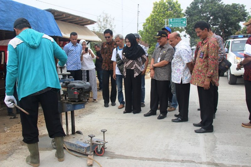 SIDAK BETONISASI, BUPATI MIRNA MINTA SELESAI TEPAT WAKTU DAN SESUAI SPEK