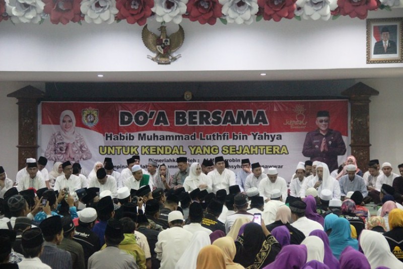 KENDAL GELAR DOA BERSAMA HABIB MOHAMMAD LUTHFI BIN YAHYA