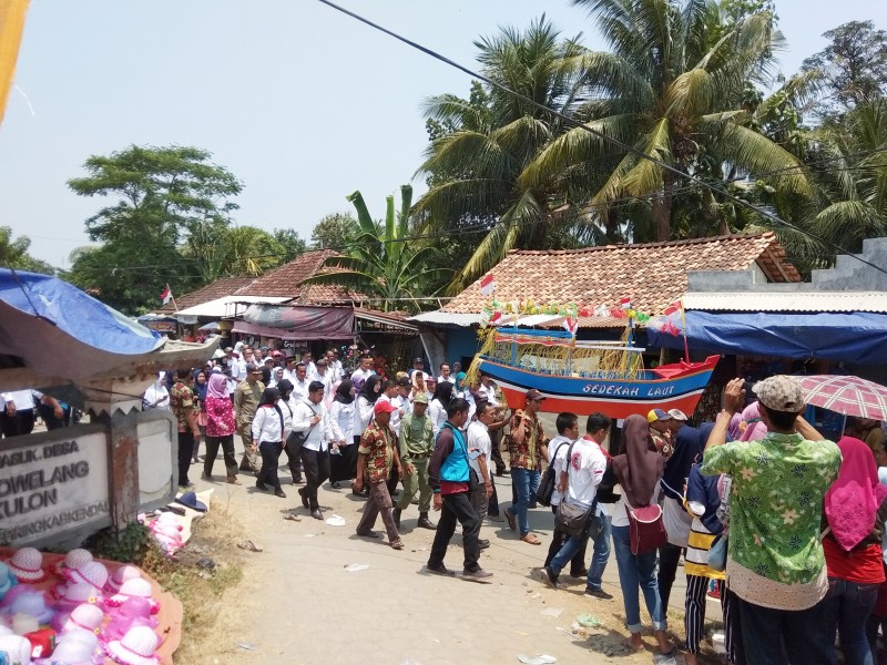 BUPATI MIRNA ANTAR ARAK-ARAKAN MINIATUR PERAHU NELAYAN HINGGA KE KALI BODRI