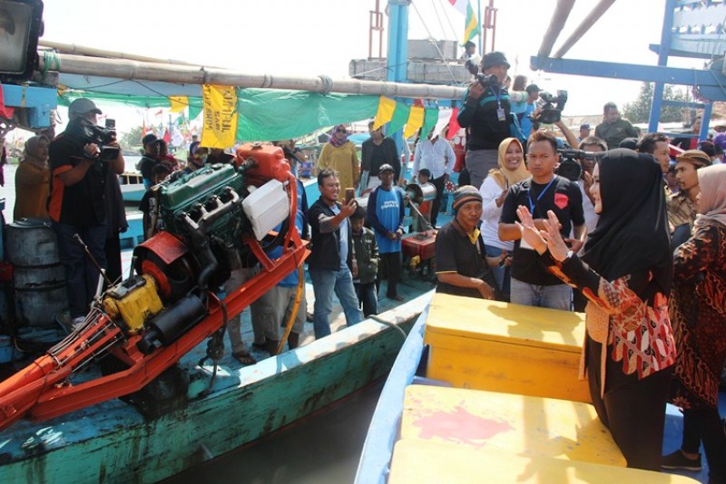 BUPATI MIRNA IKUTI LARUNG SEDEKAH LAUT TAWANG ROWOSARI