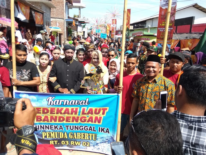NELAYAN BANDENGAN KENDAL RAMAIKAN SEDEKAH LAUT DENGAN PAWAI KARNAVAL