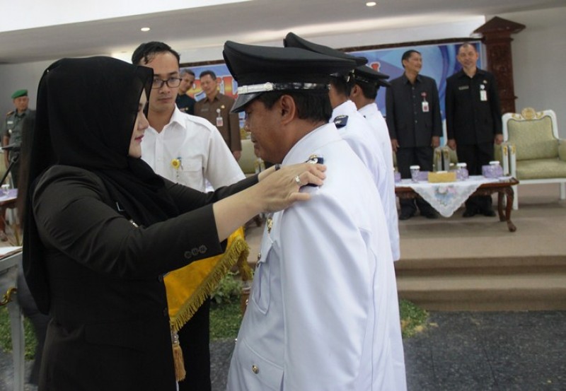 BUPATI MIRNA LANTIK 5 KEPALA DESA