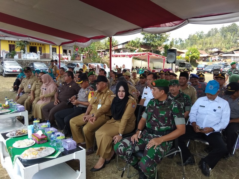 BUPATI MIRNA ANNISA BUKA TMMD SENGKUYUNG TAHAP 3 DI DS BRINGINSARI SUKOREJO