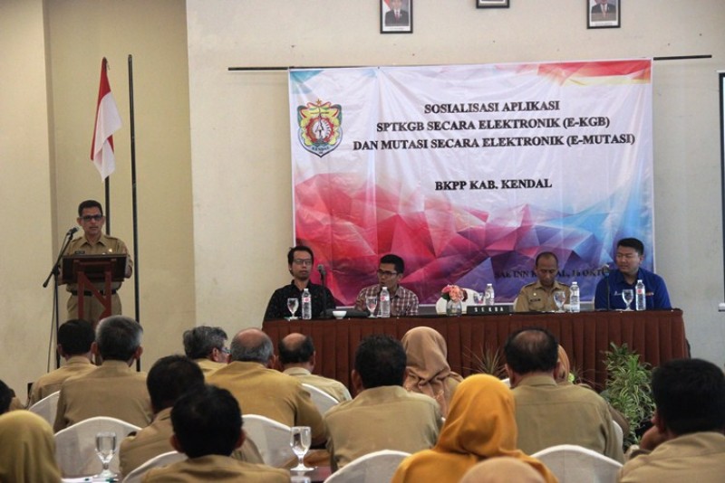 PERCEPAT LAYANAN PNS, KENDAL GELAR SOSIALISASI APLIKASI E MUTASI DAN E KGB