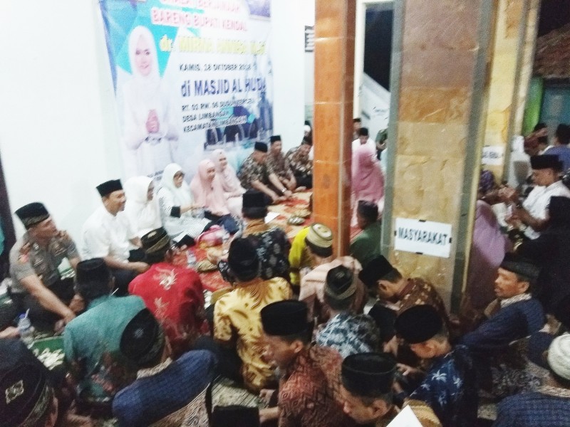 Masyarakat Dusun Tercel Limbangan Sholat Berjamaah Bersama Bupati Mirna
