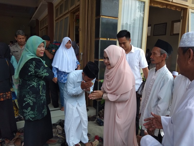Bupati Mirna Annisa Hadiri Khaul di Ponpes Al-musthofa Desa Pandes Cepiring