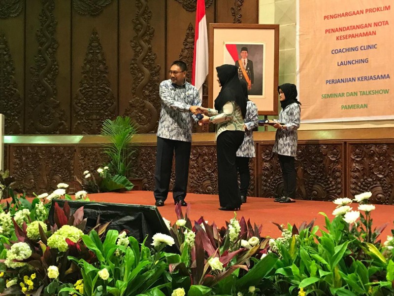 Bupati Mirna Annisa Terima Penghargaan Proklim