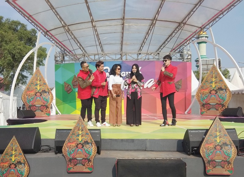 LEWAT PANGGUNG GEMBIRA INDOSIAR  BUPATI MIRNA ANNISA PERKENALKAN  KENDAL