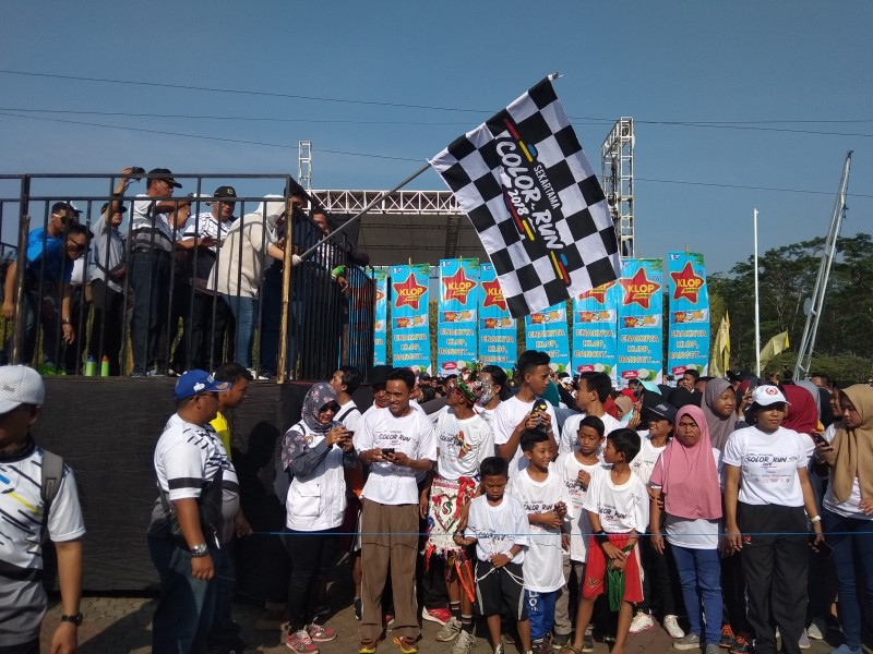 Bupati Mirna  Berangkatkan  Peserta Colour Run Sekartama Weleri