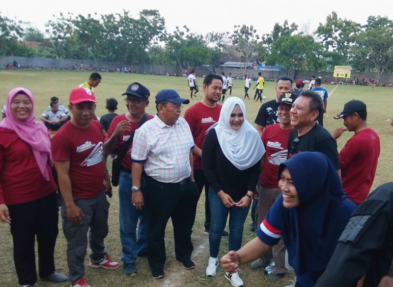 Juara Turnamen Kades Dapat Piala, Pemain Cetak Gol Dapat Saweran Penonton