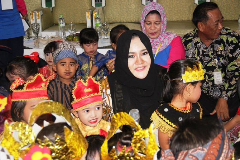 ANAK ANAK PAUD DUDUK BARENG BUPATI MIRNA SAMBIL BERCANDA RIA