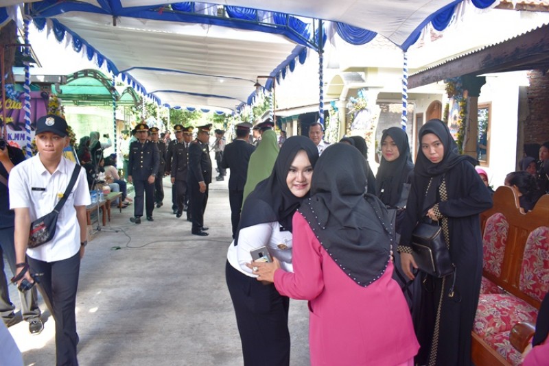 BUPATI MIRNA HADIRI PEMAKAMAN AKBP MITO, KORBAN JATUHNYA LION AIR JT 610