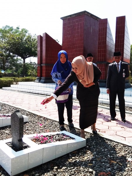 TABUR BUNGA DI PUSARA PARA PAHLAWAN  MENGERTI AKAN ARTI SEBUAH PERJUANGAN