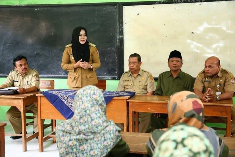 VIRAL MURID KEROYOK GURU, BUPATI MIRNA SIDAK KE LOKASI