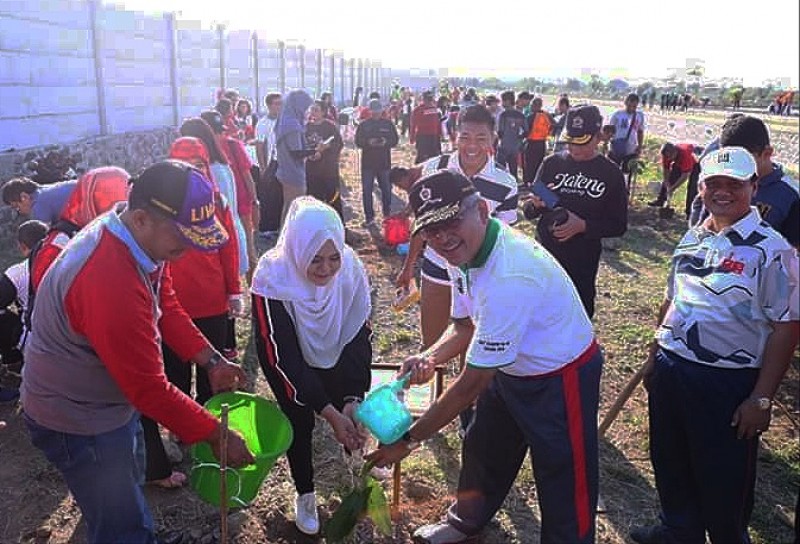 HUT KORPRI  :  SEKDA JATENG DAN BUPATI KENDAL HIJAUKAN LINGKUNGAN DI KIK