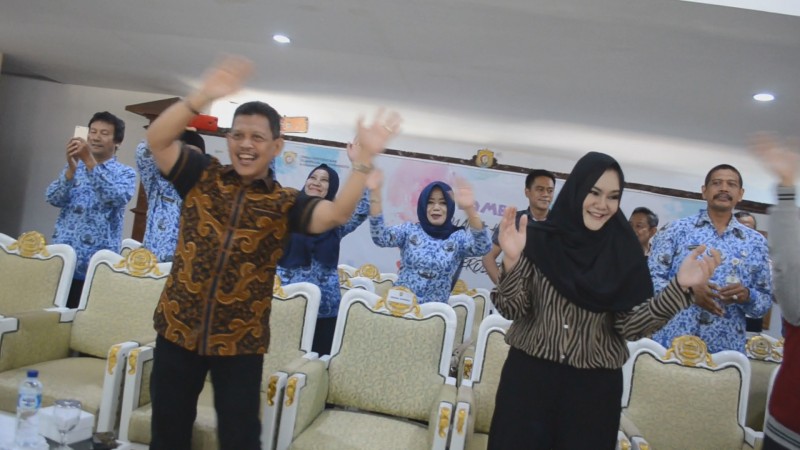 108 GRUP  IKUTI  LOMBA SENAM GOYANG KENDAL
