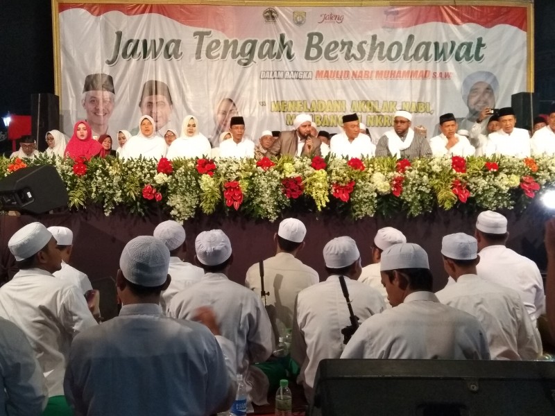 Jateng Bersholawat Bersama Habib Syech, Jama'ah Penuhi Alun alun Kendal