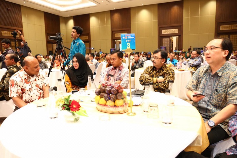 Bupati Kendal Mirna Annisa Terima  2 Penghargaan  Top IT dan TELCO 2018