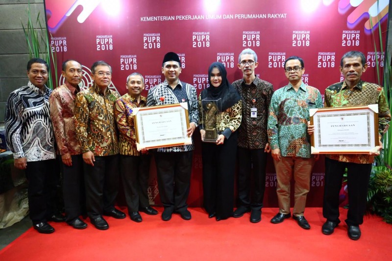 AKHIR 2018, BUPATI KENDAL TERIMA PENGHARGAAN KABUPATEN TERBAIK SE-INDONESIA